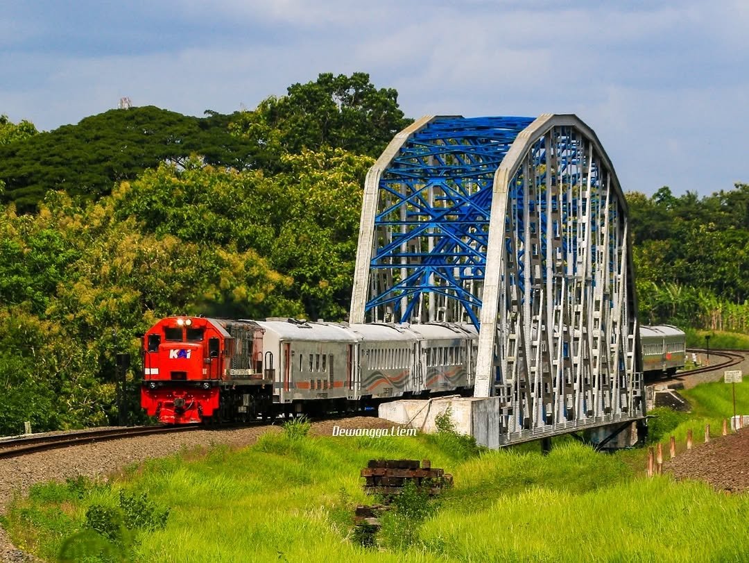 Kita saling memiliki, namun jarak kerap menjadi pemenang. Aku tetap bertahan, meski sunyi sering duduk di sisiku.

Mencintaimu dari kejauhan adalah caraku setia dalam diam dan rindu yang tak pernah selesai... 🤍🥀

Selamat pagi, #SahabatKAI!

#KAI121 

Support photo 🙏🏼: