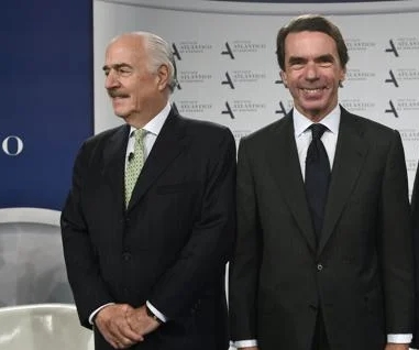 Andrés Pastrana aparece así en archivos desclasificados de Epstein, junto a Ghislaine Maxwell, cómplice del pedófilo. Pertenece a FAES de Aznar. El gobierno de Rajoy le concedió la nacionalidad española. Es invitado VIP habitual de Florentino Pérez en el palco del Bernabéu.