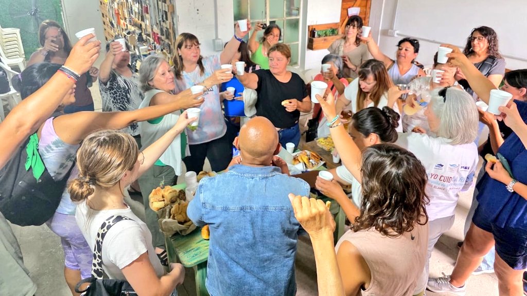 Finalizamos el ultimo Curso de 2025 de Promotor de Biodiversidad Urbana🌱.

40 vecinos y vecinas recibieron su diploma, luego de un proceso de formación que fortalece el cuidado del ambiente, la biodiversidad y el compromiso con el territorio.🌱🙌

Además, compartimos un brindis