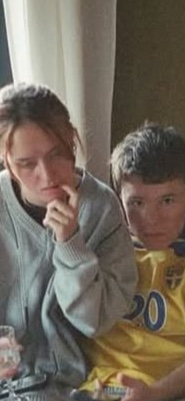 Bowdownchacha's tweet photo. @cookieee_f Lmao this looks like a crackhead mother and her son in one of those “please pay for my mother’s rehab she’s killing herself and we are dying!!! 😭” adverts. Felicia and Edvin have found their niche ❤️ https://t.co/i5QEjltPQH