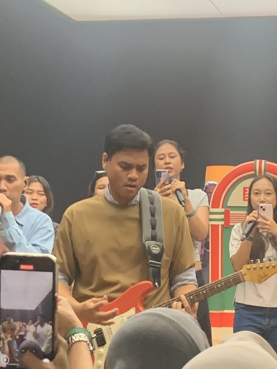 kolonigigs_'s tweet photo. Kalian kalo ngonser suka pake outfit kayak siapa nih? Rayi, Asta, atau Nino fren? 😊🫶🏻 

#UniqloIndonesia #UniqloLifewear https://t.co/wDZOZqyPUb