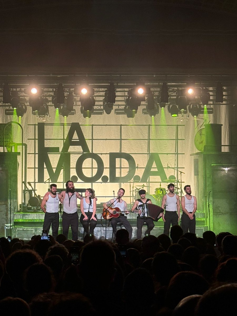 NievesVE3's tweet photo. Vuelta a las salas pequeñas. Aquí el teatro Carrión en una noche perfecta en Pucela. Maravillosa gira y maravillosos ellos. Que bonito lo hacéis todo! @estoesLaMODA GRACIAS 💛🌾 https://t.co/K23UjJF7dZ