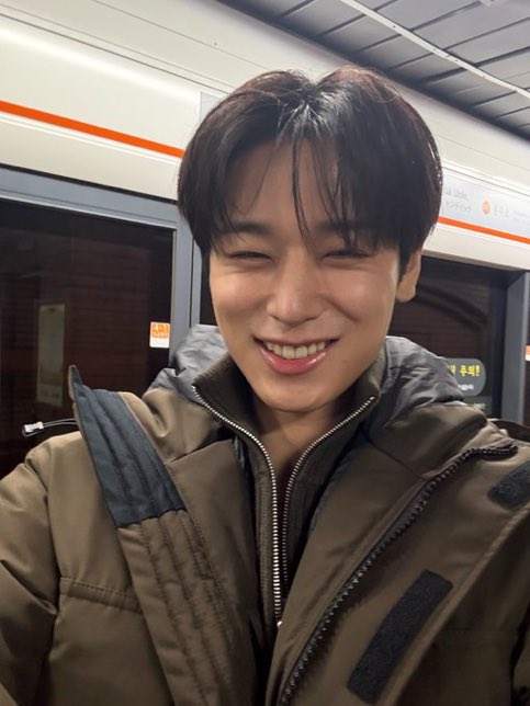 koocentre's tweet image. (two weeks late) this is maybe the best photo in the history of the world… juyeon when you smile i am also happy