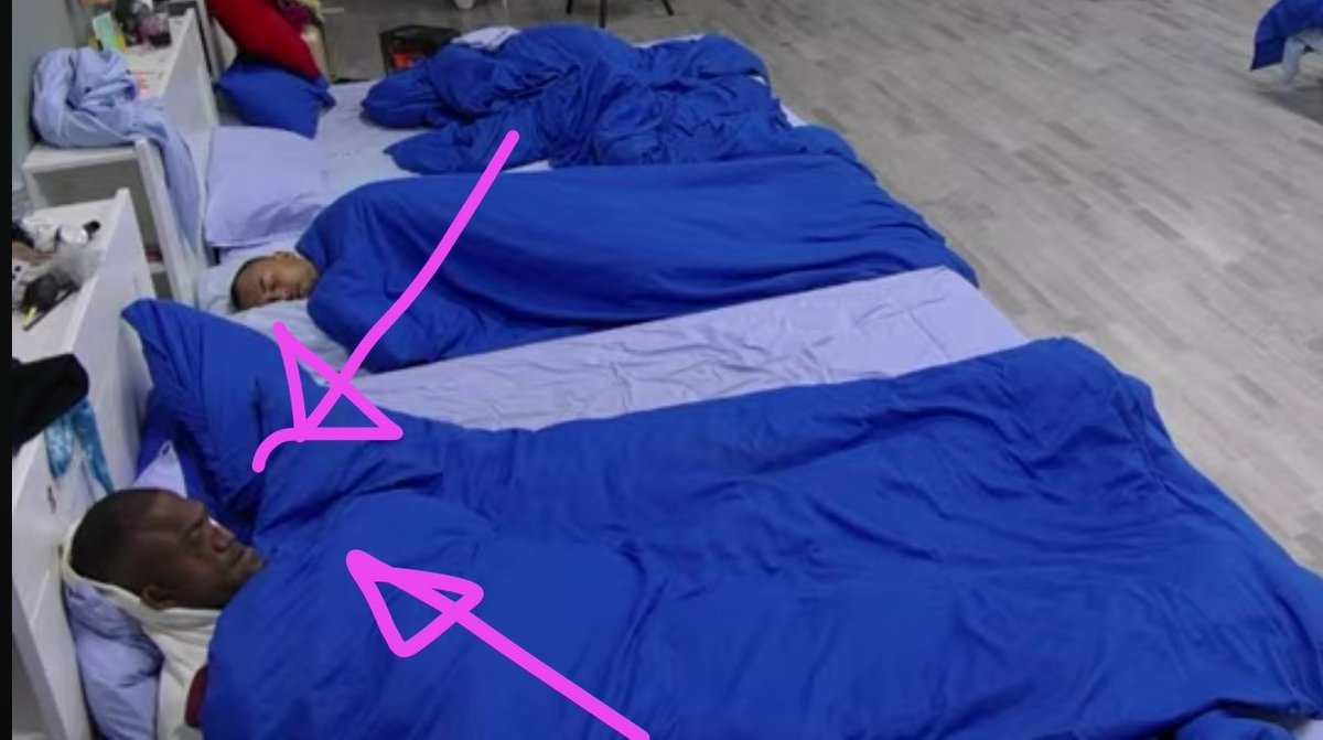 Este tío debe estar pensando q se ha metido 15h de vuelo, para pasar un frío q flipas, no decir media palabra, dormir al lado de un perturbadete con un gorro, obedecer a una tía q tiene 500 de azúcar y ver cómo tiene 0 posibilidades de llevarse la pasta  #LaCasaDeLosGemelos2D12