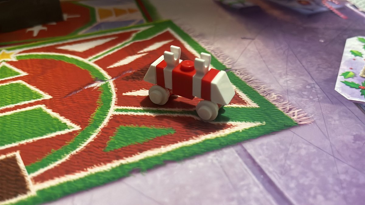 atimson's tweet photo. On the nineteenth day of Christmas my calendar brought to me a festive colored mouse droid. #legostarwars #AdventCalendar https://t.co/npSsF8HdLP