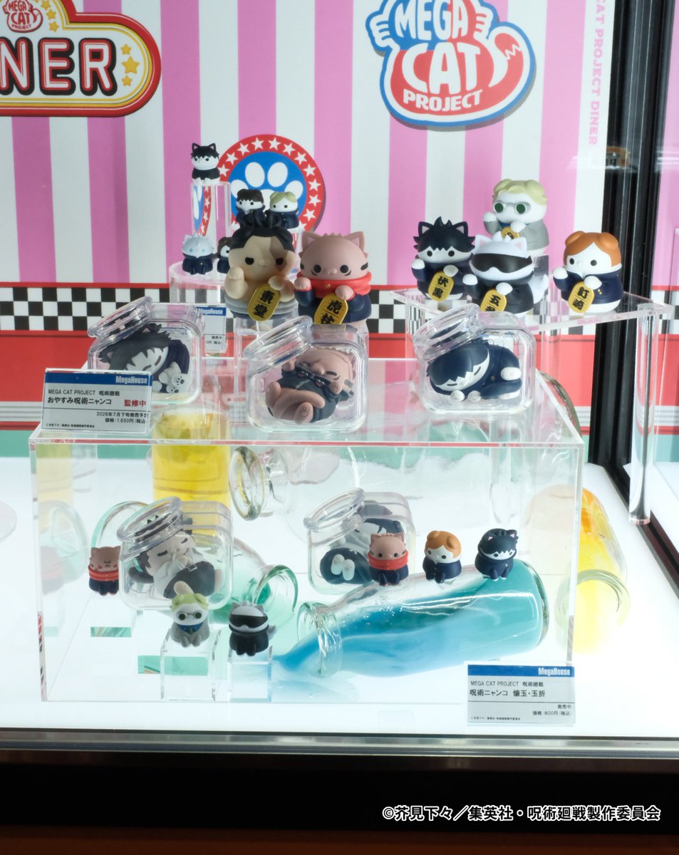 I'm crying look at his little paws