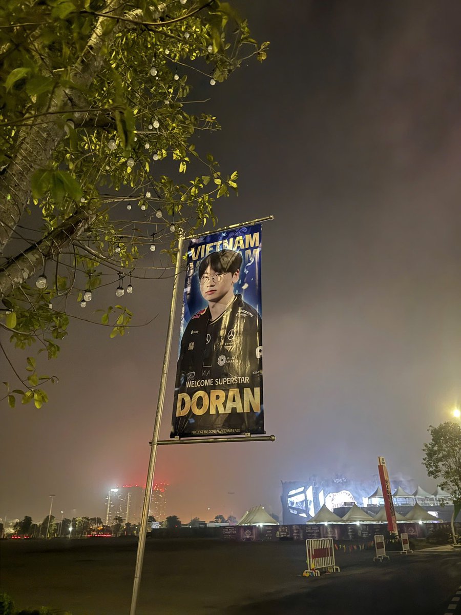 RawiDoranie's tweet photo. We’re in the final rush, putting every detail in place to welcome our Super Star, Doran ⭐️

🏳️ 16 street banners, 8 different designs, 8 seasons Doran has walked through so far… and beyond.
Every banner tells a story. Every season leaves a mark.

🌼 We hope Doran’s future continues to be paved with flowers — bright, brilliant, and filled with glory✨

📌Location: In front of Halls 1–2, VEC — the event venue

#Doran #WelcomeDORANtoVietnam #T1 #T1inVietnam