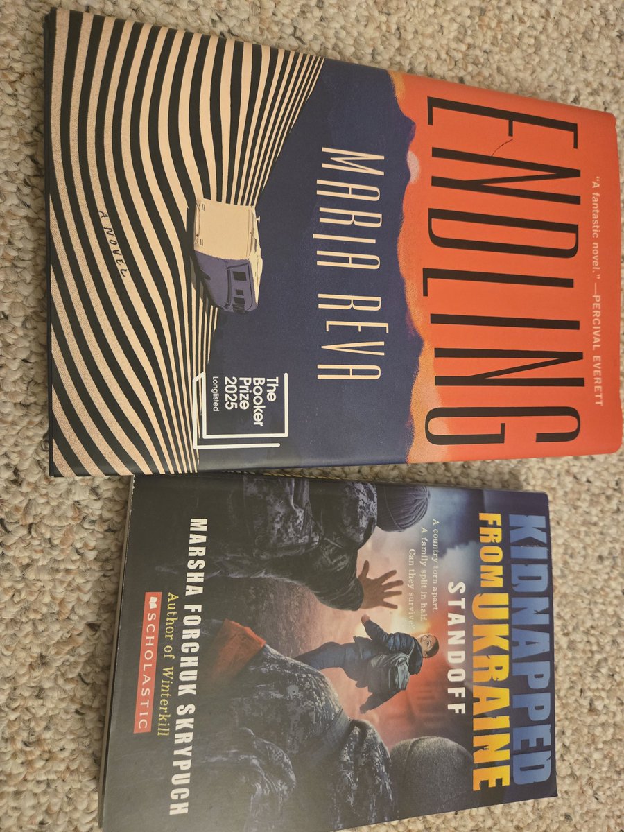 Man darbā uzdāvina grāmatu par Ukrainu un dėlam skola uzdāvina grāmatu par Mariupolu un bēgšanu no kara. Interesanti.