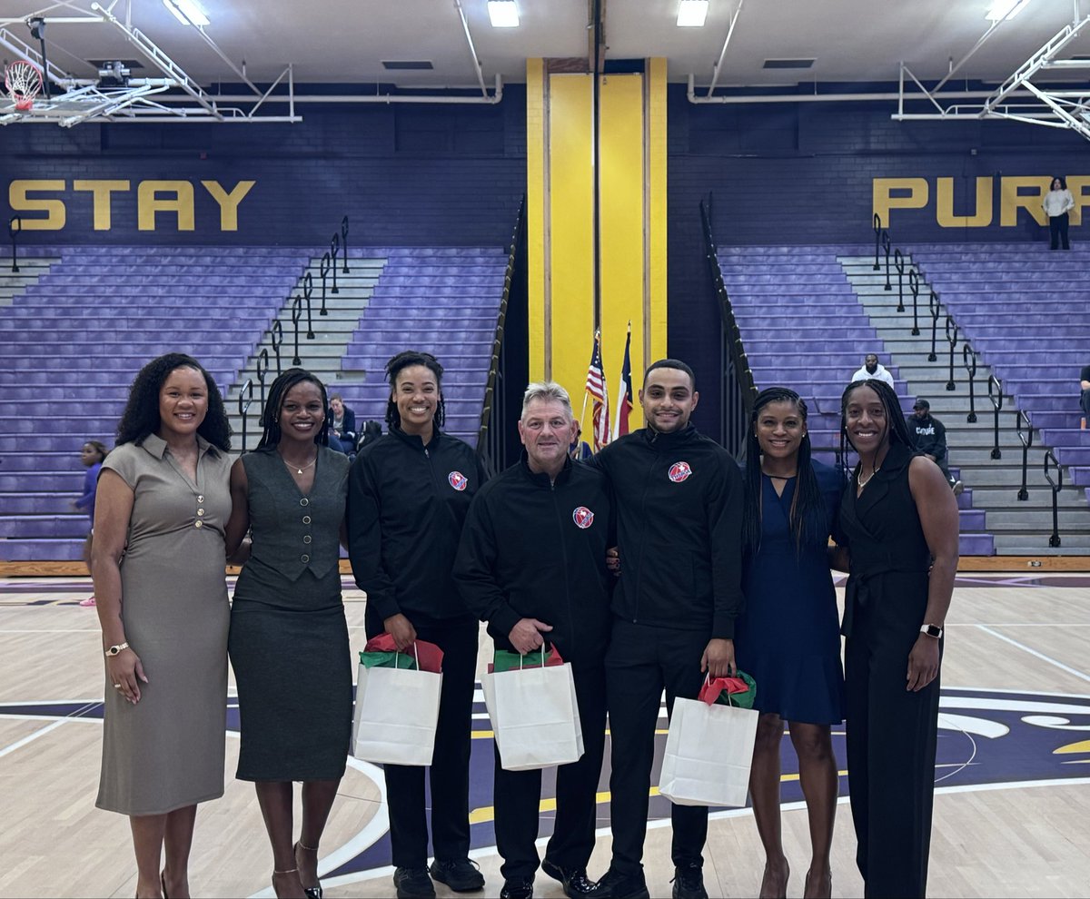 LE_HOOPS's tweet image. Today @LE_HOOPS honored our great officials The Rich Energy💥 Way and especially The Texas Way!  Thank you Officials for your support &amp;amp; encouraging sportsmanship‼️@RichardsonHS1 @RHS_StayPurple @RichardsonISD 
#officialsappreciationnight #risddreambig