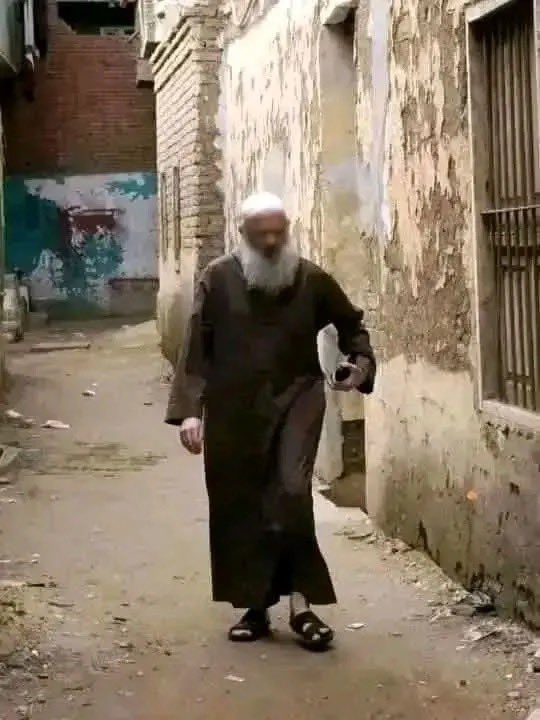 dafna23j's tweet photo. هذا الشيخ  الكهل  هو العلامة محمد سعيد رسلان حفظه الله اسد السنة فى مصر حاصل على الدكتورة فى الطب والجراحة عام 98 من جامعة الازهر وفى عام 99حصل على ليسانس الآداب فى اللغة العربية وفى عام 2004حصل على الماجستير فى علم الحديث مع مرتبة الشرف وفى عام 2005حصل على الدكتوراة  فى علم الحديث مع مرتبة الامتياز فى البحث عن رواة الحديث ومع كل غزارة علمه فهو متواضع ويسكن فى حى شعبي  رغم كل هذا  ويجيك واحد اخواني ويقولك  هذا  عميل للحكام  الله المستعان