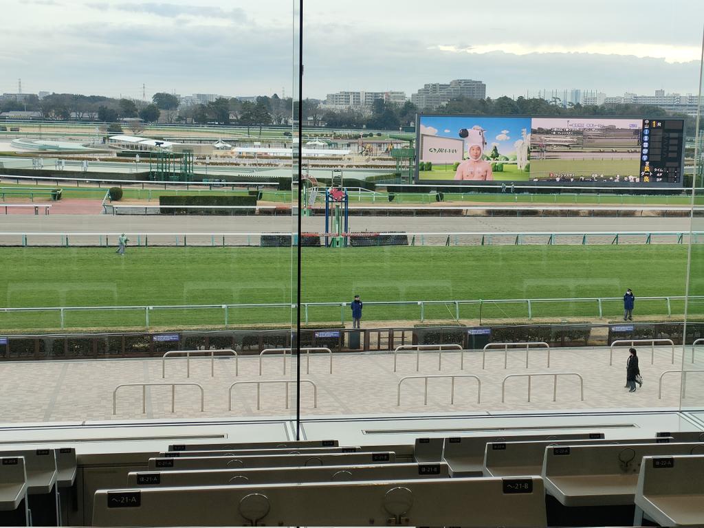 ilikeei's tweet photo. 中山はまだガラガラ。
中山競馬場来たけど、中京の高杉君を買うかな https://t.co/Sj763x6QI1