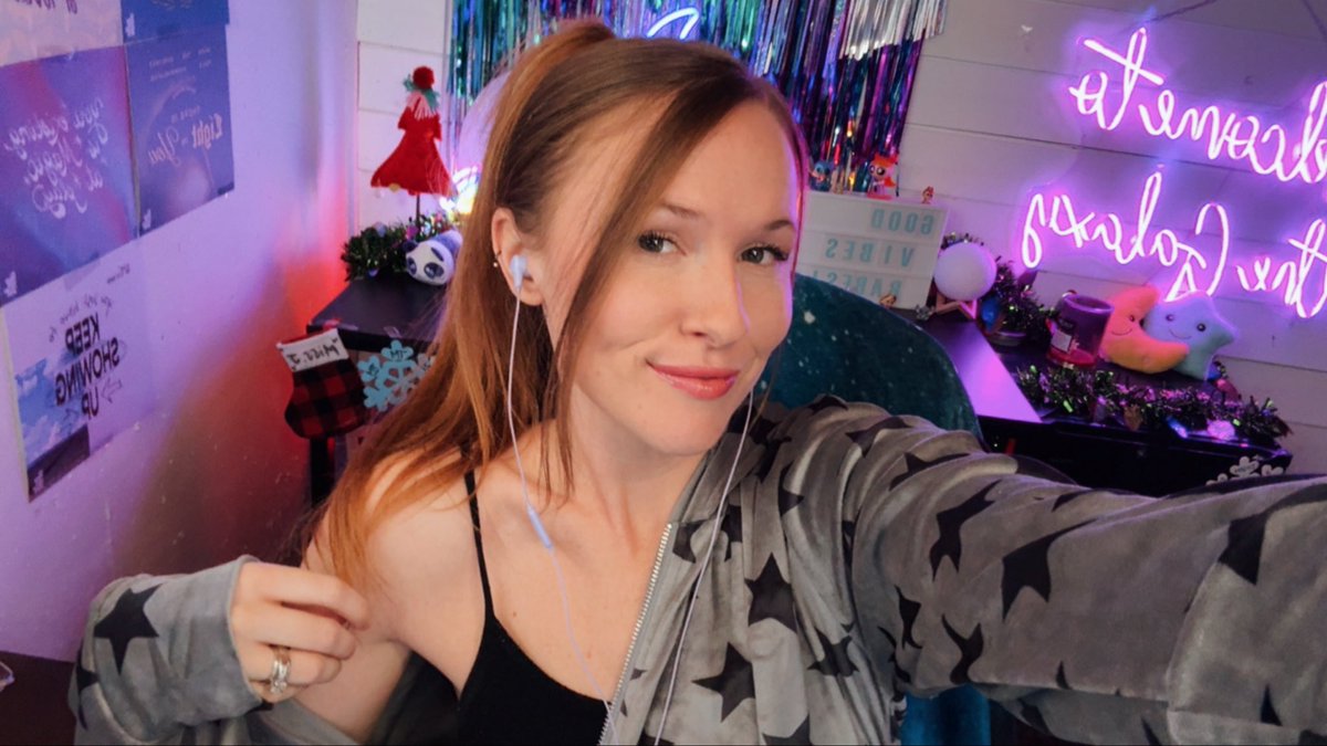 ITS FRIDAY MFS 
twitch.tv/GalaxEGirl