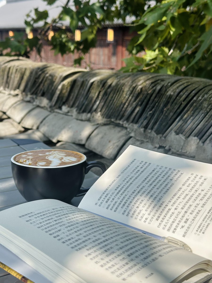 Hdafrefs's tweet image. 瓦屋根、読書、コーヒー