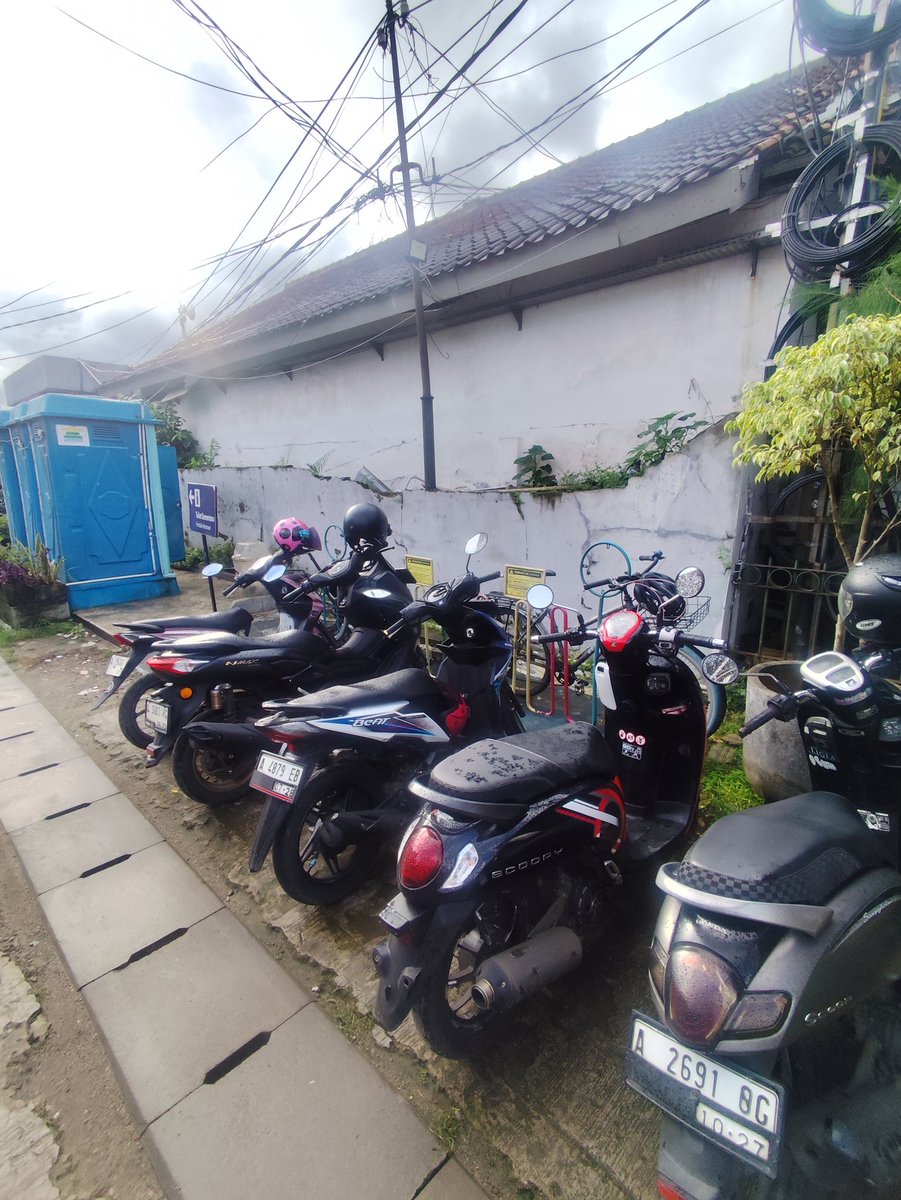 Min <a href="/CommuterLine/">KAI Commuter</a> <a href="/KAI121/">Kereta Api Indonesia</a> di stasiun Rangkasbitung parkir sepedanya di isi motor, kami pesepeda gak dikasih space. Mohon bantuannya ya. Kan stasiunnya udah dibagusin, kalau bisa parkir sepeda juga dong.