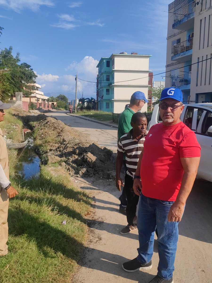 AntonioRdguezR's tweet photo. En #Micro9, municipio #SantiagoDeCuba, se trabaja en la ejecución de una interconexión, con tuberia de 200mm, que permitirá, mejorar el abasto de agua a varios edificios #UnidosXCuba #INRHCuba https://t.co/Y9jVQp23GM