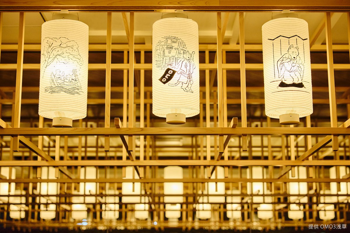 namusunn's tweet photo. OMO3浅草 by 星野リゾート
ラウンジスペースがリニューアル！提灯がずらりと並び、浅草寺を望む大きな窓一面にはプロジェクションマッピングが映し出される空間に生まれ変わりました。提灯や映像内に登場する浅草ならではの風景や動物たちのイラストを担当しました。
https://t.co/bOxFQJkoOD https://t.co/TUMsmx7t78