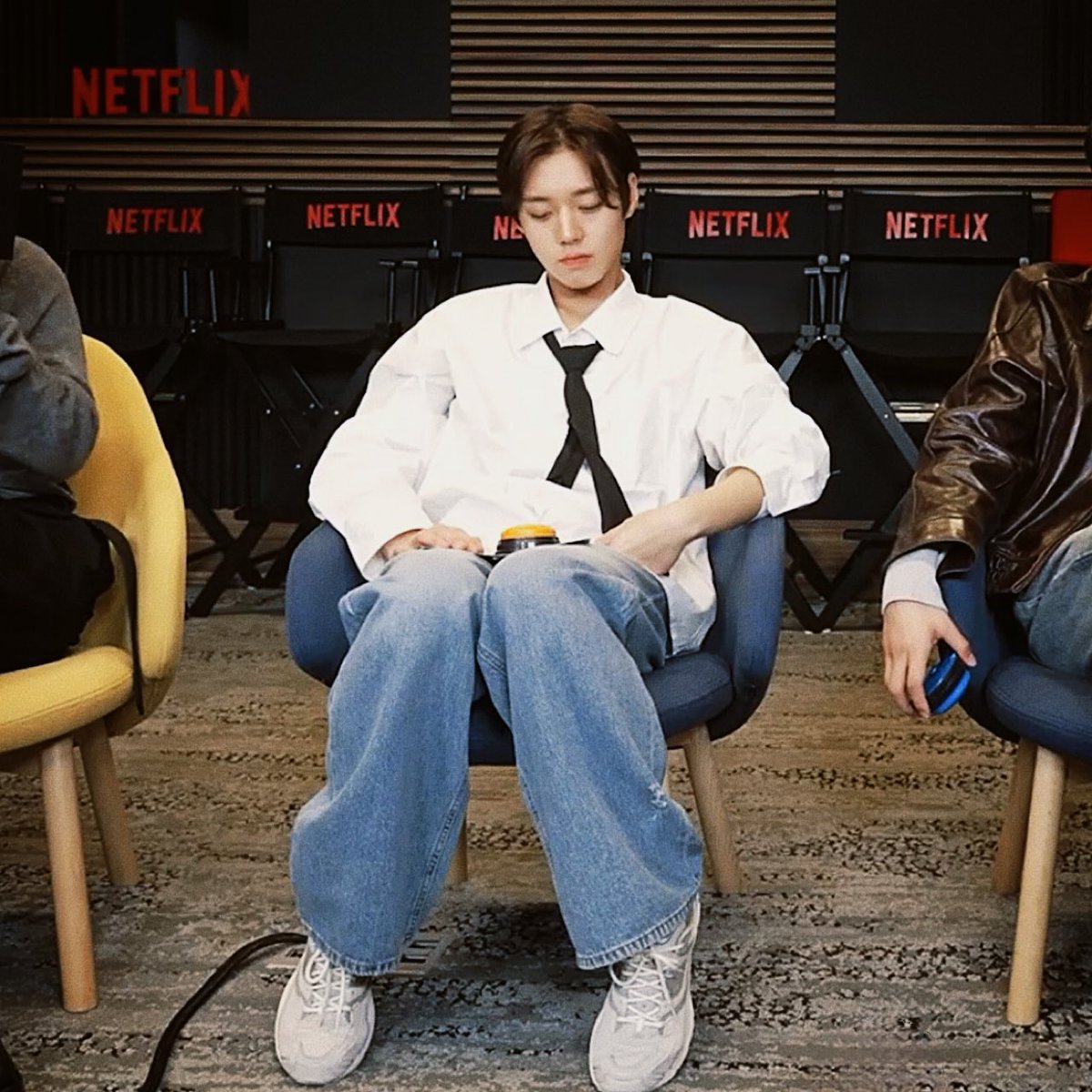 흰 셔츠에 넥타이가 너무 잘어울리는
15키로 사라졌던 장발 박지훈
이 분이 지금 왕과 사는 남자 단종이시라고