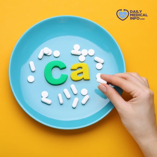 هل تظن أن نقص الكالسيوم يقتصر تأثيره على هشاشة العظام فقط؟. الحقيقة أن الأمر يتجاوز ذلك بكثير! فـ نقص الكالسيوم في نظامك الغذائي قد يرتبط أيضًا بمشكلات مثل: -القلق. -الاكتئاب. -صعوبة النوم.. ولهذا السبب، من الضروري مهما كان عمرك أو جنسك أن تحرص على: -تناول أطعمة غنية بالكالسيوم مثل اللبن، والجبن، ومنتجات الألبان. -تجنّب الأطعمة التي تعيق امتصاص الكالسيوم، مثل نخالة القمح والأطعمة الغنية بحمض الأكساليك (كالسبانخ). -التأكد من حصولك على كميات كافية من المغنيسيوم، و فيتامين د، و فيتامين ك، لتحسين امتصاص الكالسيوم ودعم صحّة العظام والأعصاب. 