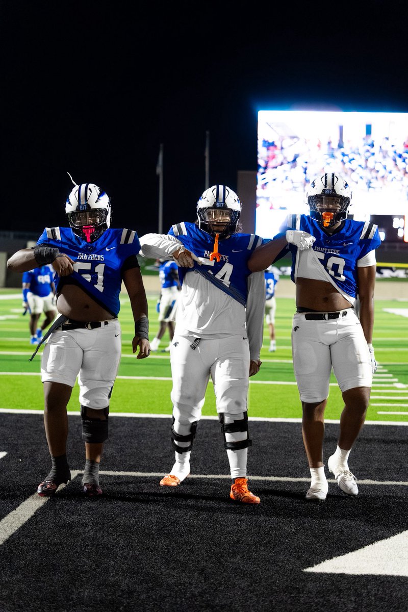 SENIOR SEASON HIGHLIGHTS:

hudl.com/v/2SjAzD
Number (51) 
(6’0/265 lbs)
(First Team All-District Center!)
(13 Current Offers) 🐶 
#TheWall