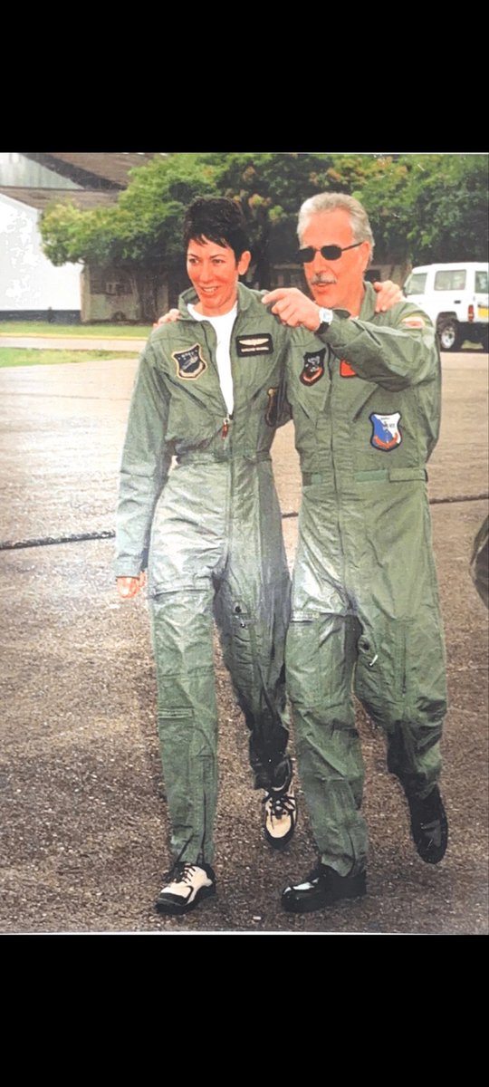 Entonces DON LOLITO hasta les prestaba las prendas exclusivas de las fuerzas militares a la esposa de Epstein 
Hp hipócrita degenerado