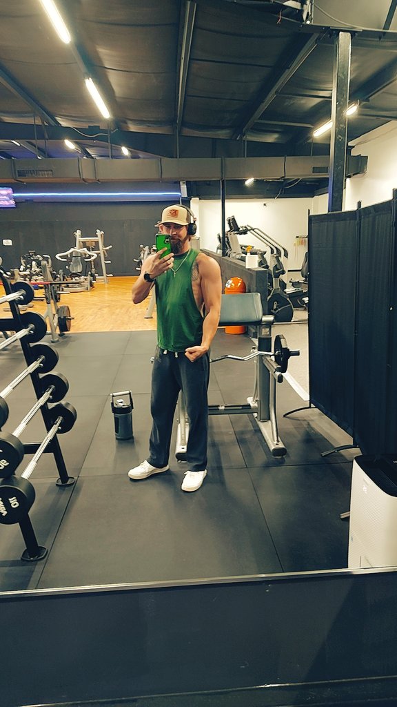 Heavyop127's tweet photo. Gym is going well!! Arm day pump hurt a little!! @Timmy2Cans where ya at bro 💪 https://t.co/YBsS3khJZb