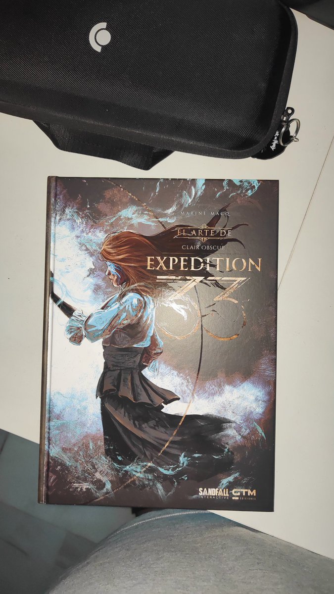 Por fin en mis manos😍
Mira que yo no soy de figuras, ni merchan, ni nada de eso... Pero este pedazo de libro de arte tenía que ser mío 🥹

#Expedition33 <a href="/SandfallGames/">Sandfall Interactive - CO:E33 out now!</a>