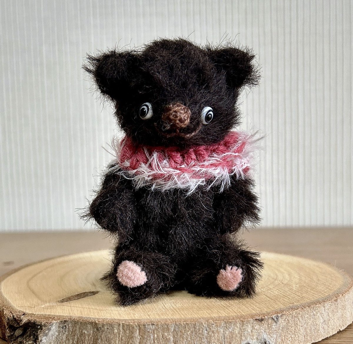 ユニークなお顔のちびくまちゃん、マフラーを巻いて完成🧸 #テディベア