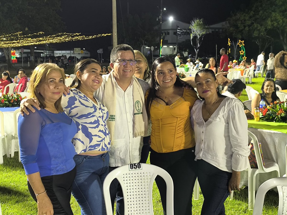 JTorresOviedo's tweet photo. Celebramos con alegría un año de grandes logros para nuestra Universidad, con quienes hacen posible que sigamos transformando. Gracias unicordobeses por estar y entregar lo mejor de ustedes.  Funcionarios, docentes y trabajadores de servicios generales, disfrutamos, compartimos y festejamos como la familia que somos.