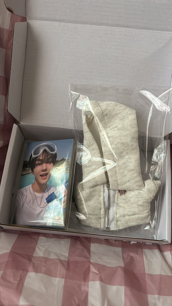 sunjake_hrs's tweet photo. 📬 #mails_hrs 
     
 {from: @ddeunghooniee_ | #teya_proofs}

: ̗̀➛ amc zip up hoodie is here na, na gulat ako sa freebie ang dami😭. 
thank you so much po for the smooth transaction. Till next transaction!!! https://t.co/gpW88I0FEH