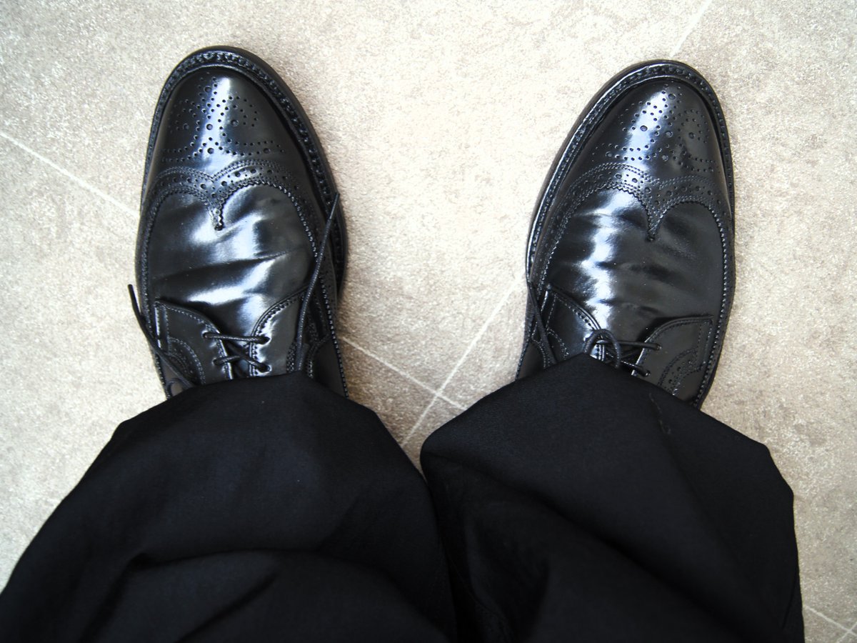 ryo_17style's tweet image. Allen Edmonds
MacNeil(9/) 9177 - Cordovan Last.97 #ryo17靴068

重みを帯びた革が静かに語る
翼を広げた穴飾りが飛び立つ気配を見せる
歩くたびに、古き紳士が「まだ現役だ」と笑います