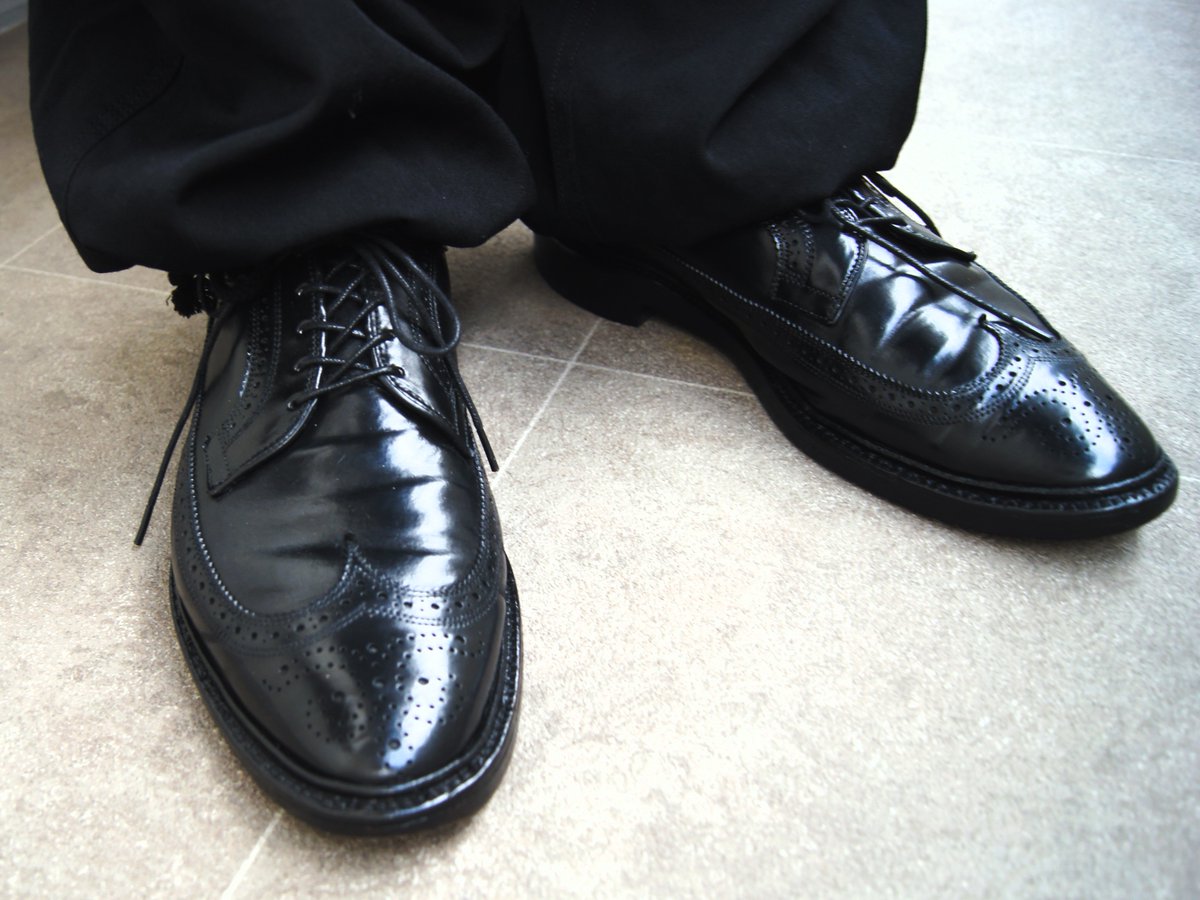 ryo_17style's tweet image. Allen Edmonds
MacNeil(9/) 9177 - Cordovan Last.97 #ryo17靴068

重みを帯びた革が静かに語る
翼を広げた穴飾りが飛び立つ気配を見せる
歩くたびに、古き紳士が「まだ現役だ」と笑います