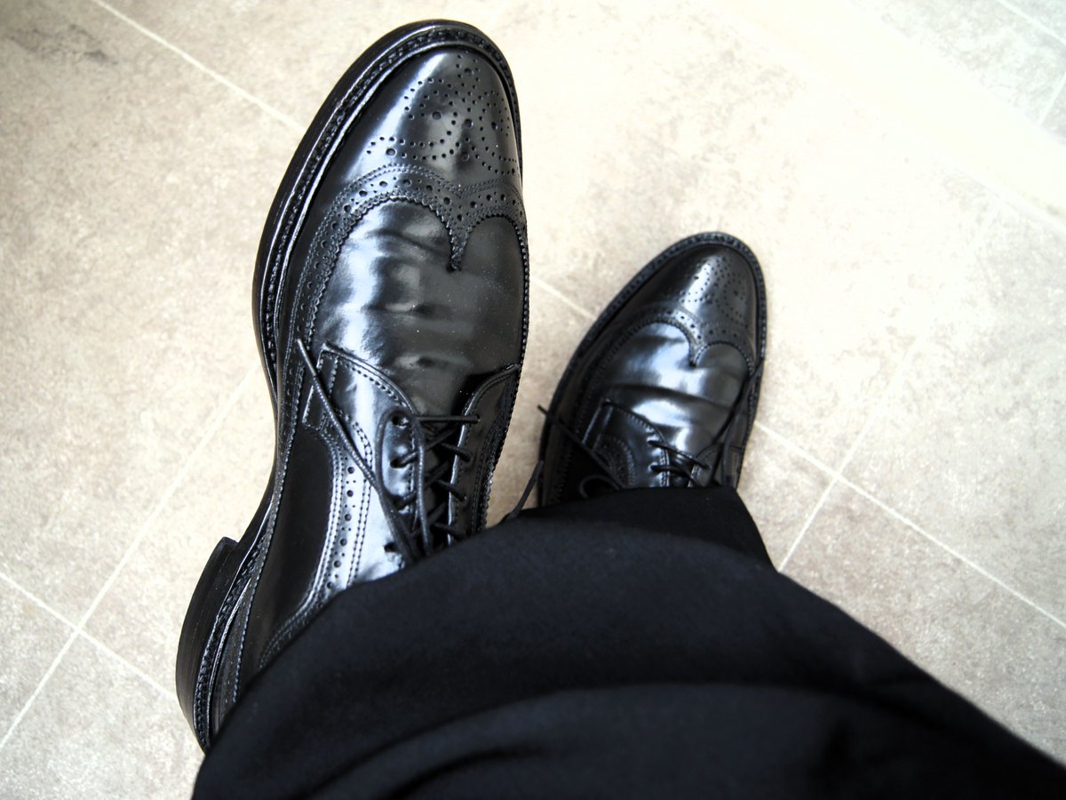 ryo_17style's tweet image. Allen Edmonds
MacNeil(9/) 9177 - Cordovan Last.97 #ryo17靴068

重みを帯びた革が静かに語る
翼を広げた穴飾りが飛び立つ気配を見せる
歩くたびに、古き紳士が「まだ現役だ」と笑います
