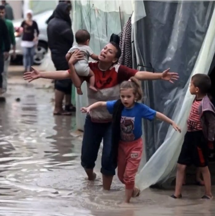 Mamman från Gaza har 3 armar och dessutom 6 fingrar på en av armarna.

Hamas gör detta för det funkar på vänstern.

Vänstern tror allt de läser om Gaza som de tror de ska tro på.

Källa:
Hälsoiministeriet i Gaza.
Have no doubt.