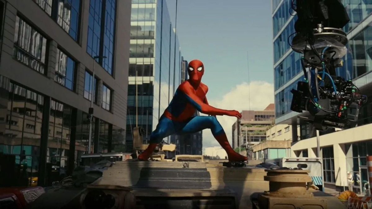 aranhaversobr's tweet photo. O FIM CHEGOU... e foi lindo.

Não tem como depois de TUDO isso que acompanhamos eu não vir aqui falar sobre como esse período das gravações de 'SPIDER-MAN: BRAND NEW DAY' foi extremamente especial não apenas para todos nós fãs do Homem-Aranha, mas como pra nós da própria Aranhaverso Brasil.

Conseguimos TANTAS pessoas novas a partir desse filme, tantas pessoas curiosas e empolgadas que confiaram no nosso trabalho divulgando e sempre tentando ao máximo manter todos vocês atualizados com as diversas novidades dos sets de gravações do filme e por isso... obrigado, mas MUITO obrigado mesmo por todo esse amor, esse carinho, essa CONFIANÇA em nosso esforço, vocês são tudo pra nós.

E bom, eu digo isso desde o começo, mas Brand New Day parece... especial, grandioso, fantástico, ESPETACULAR; todo o carinho, o trabalho e as palavras de Tom Holland & Destin Daniel Cretton desde o início dessa produção esbanjam AMOR, ESFORÇO, POTENCIAL dentro dessa nova aventura do cabeça de teia no MCU e tudo dá a entender que será uma das obras mais especiais de toda a história do personagem.

Brand New Day parece tudo que sempre sonhamos para esse herói dentro desse universo com o rosto de Tom Holland carregando um personagem que claramente ama com uma paixão sincera & maravilhosa, então... sim, essa primeira "Era Brand New Day" chega ao fim, mas abrindo portas para o MELHOR VIR e podem ter certeza que estaremos aqui ATÉ O FIM: comemorando, nos emocionando e torcendo para que em 31 de Julho de 2026, possamos sair mais felizes do que nunca por ter recebido um dos melhores filmes do Homem-Aranha de todos os tempos.

O fim chegou, mas com ele, um novo dia também 🕸️❤️