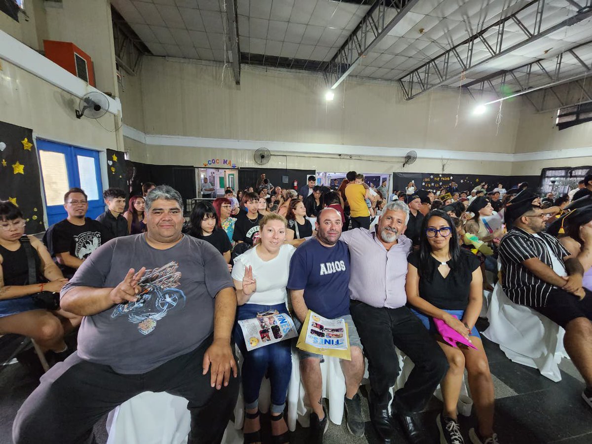 Volpopularok's tweet photo. Con mucha felicidad y mucho orgullo, asistimos a la entrega de diplomas de egresados del FINES en La Matanza .

Cuando la educación y la igualdad son política publica, se riegan derechos y oportunidades en el pueblo trabajador. Gracias @Kicillofok y @larroqueandres ! 🇦🇷 https://t.co/aPaXRyfJN7