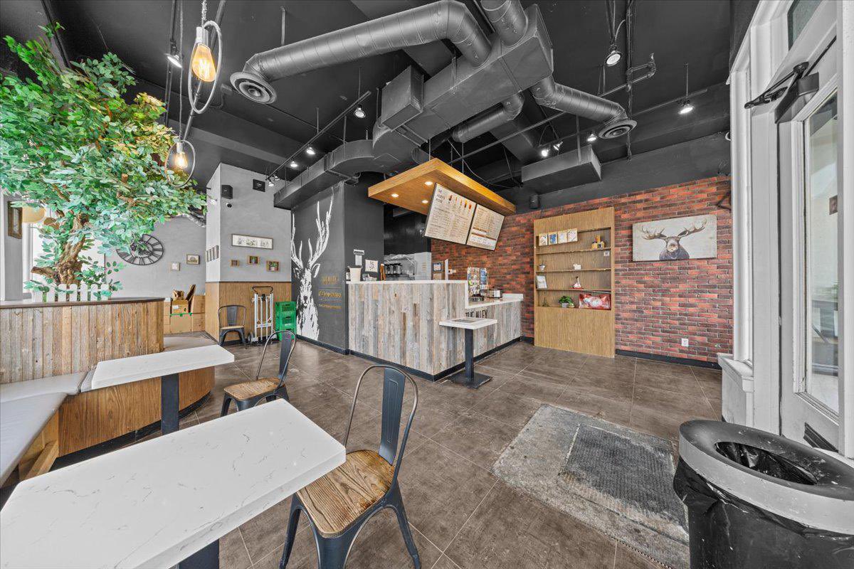 Bubble Tea🧋biz for sale in the heart of downtown Ottawa 🇨🇦 | Floor to ceiling &amp; Wall to Wall windows | 👍Heavy pedestrian traffic @ Tourist magnet location 📍@ 513 Sussex dr | 💵88k
.
#raymondchinrealestate #ottawa #ottawarealestate  #ottawabusinessforsale