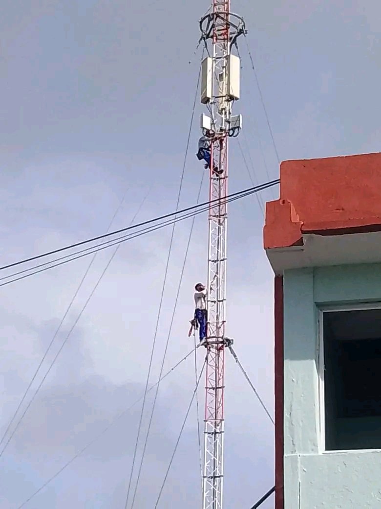 🇨🇺 Dentro de las acciones de impacto social que se acometen por estos días en el municipio de #Sibanicú, en saludo al aniversario 67 del triunfo de la Revolución se encuentra el montaje de otra antena para mejorar la conectividad de la señal 4G.