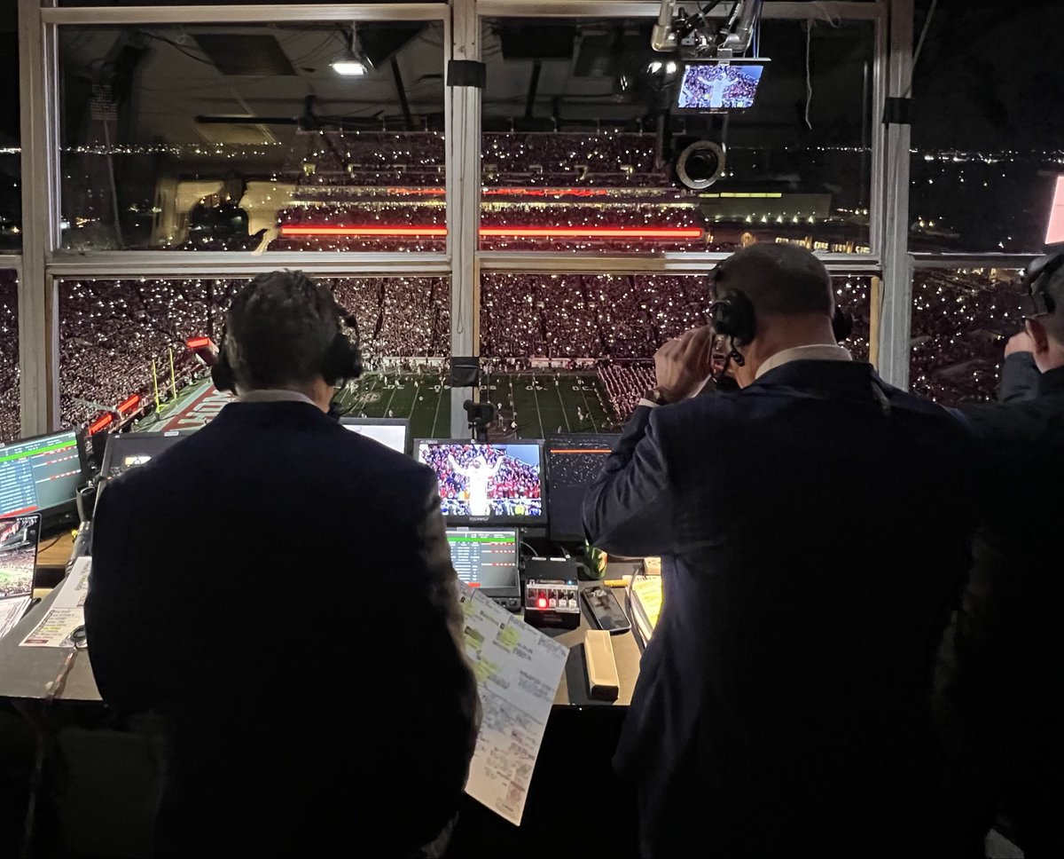 bhofheimer_espn's tweet image. Ready to roll in Norman. @cbfowler and @KirkHerbstreit are set to call #RollTide #boomersooner to kick off the #CFBPlayoff First Round. Now across ESPN platforms. 

📸 via @blackfor3