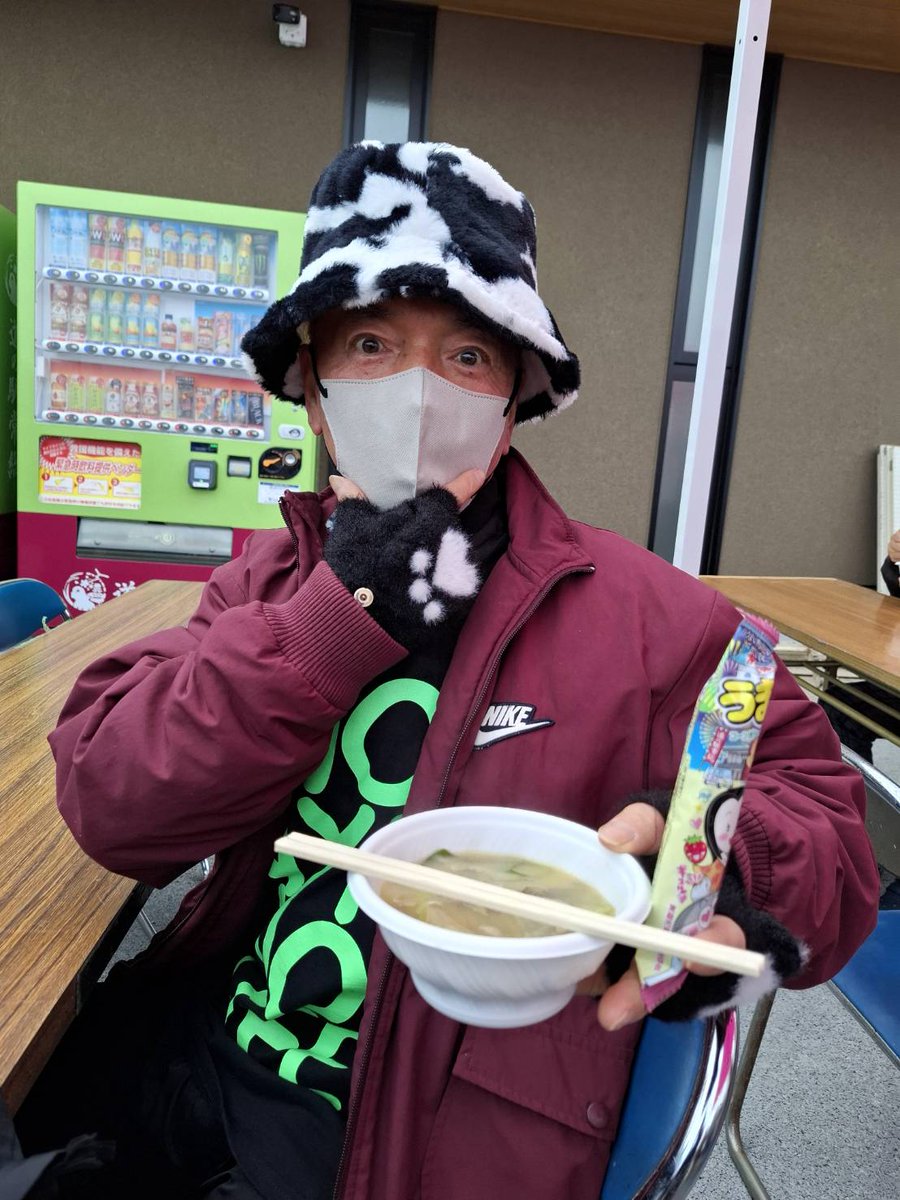 dreambox12251's tweet image. 朝イチの豚汁材料がみんなよく染みてて身体がホカホカ温まった～ごちそうさまでした😋次の配布時間は10:30だそうです(*´▽｀*)✋

#道の駅常総
#安達勇人
#FreeLIVE
#11:00
#13:45