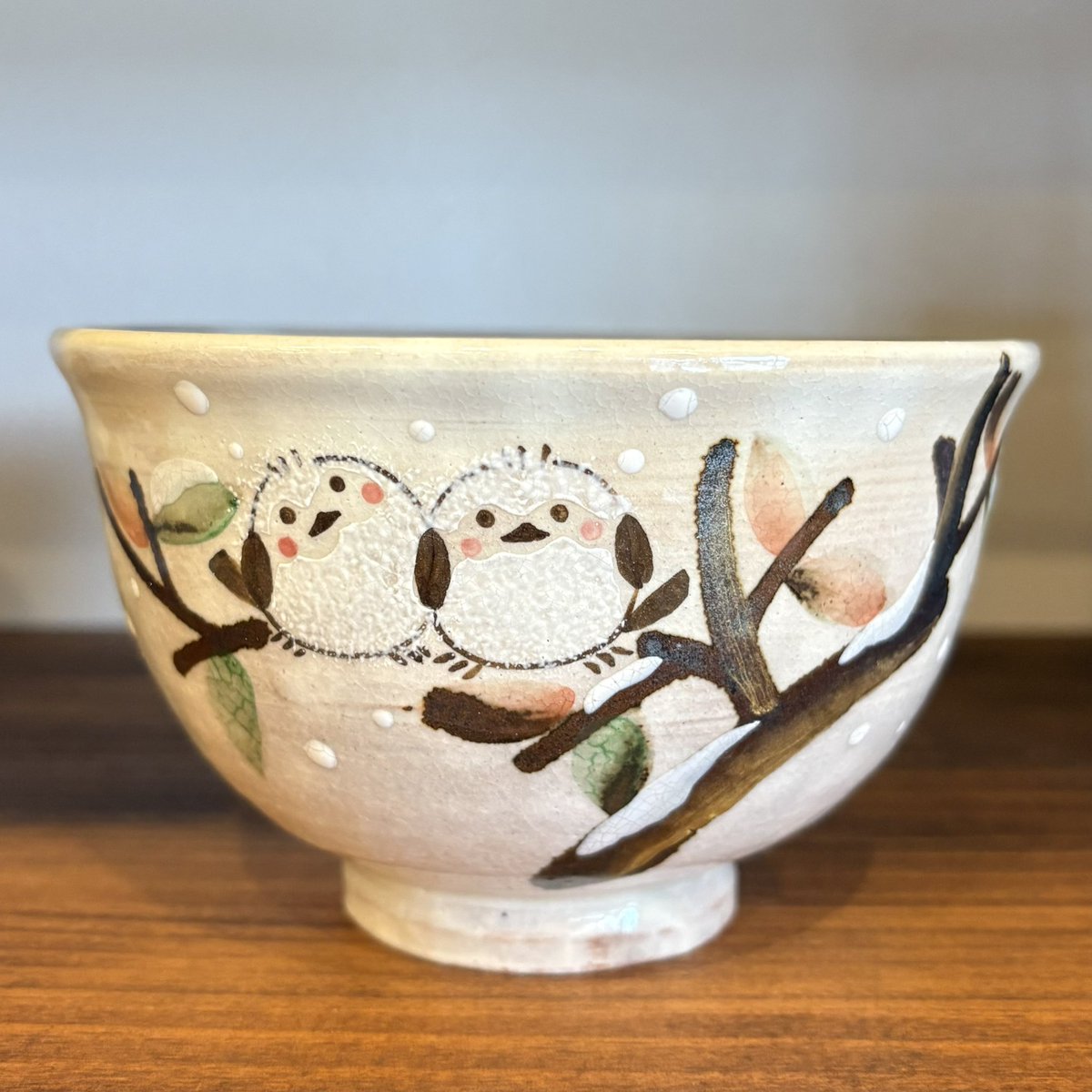 雪の妖精 もふもふで可愛いと.. 大人気のシマエナガ 抹茶茶碗で登場