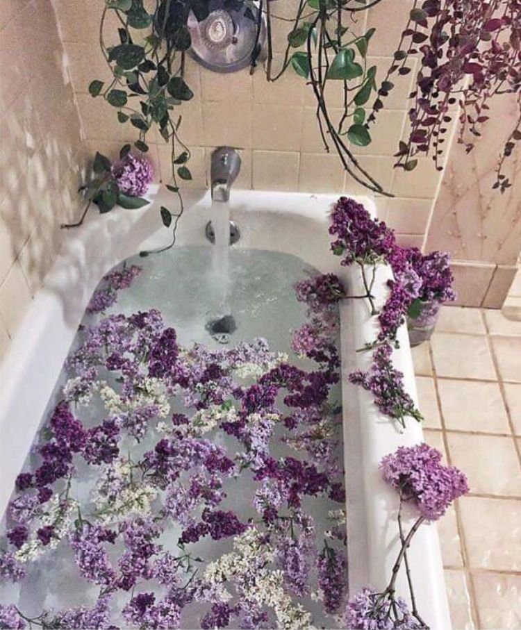 lavieestbelIe's tweet image. Taking a flower bath after a stressful day &amp;gt;&amp;gt;