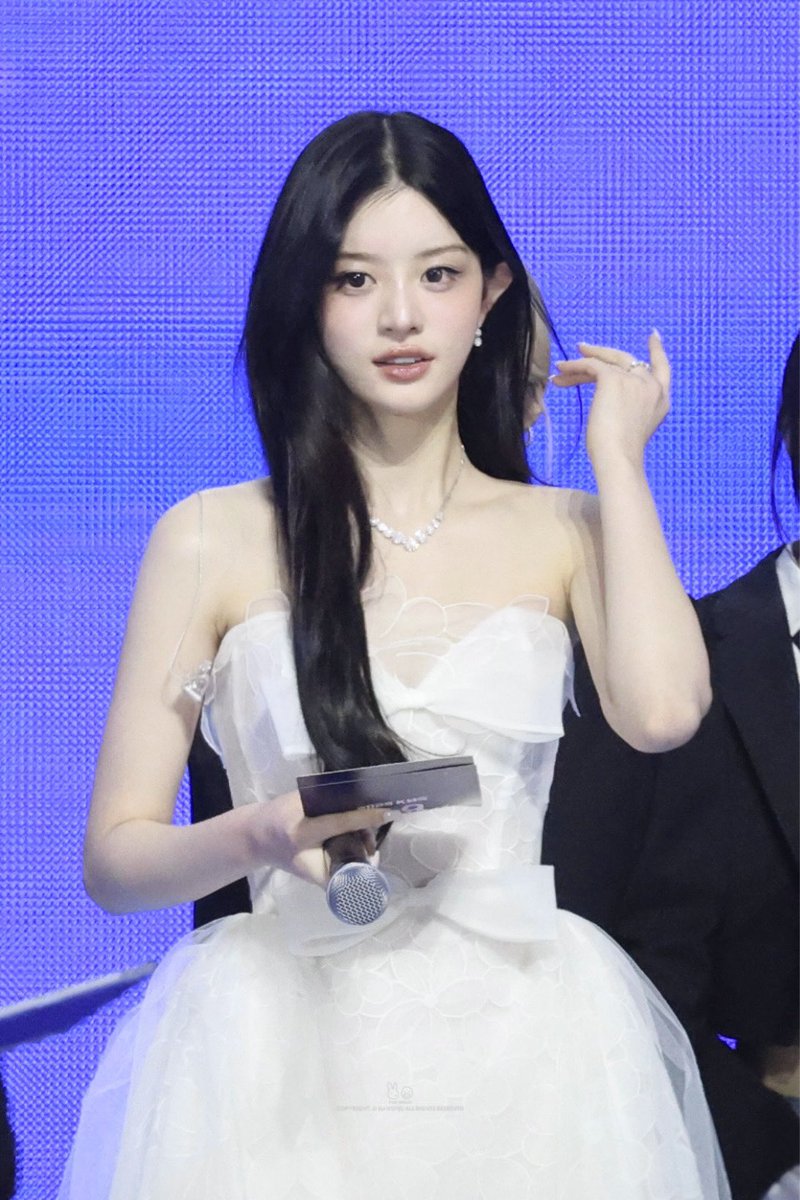 251219 가요대축제 MC   

청룡가자..🤍🤍

 #민주 #MINJU #아일릿 #ILLIT