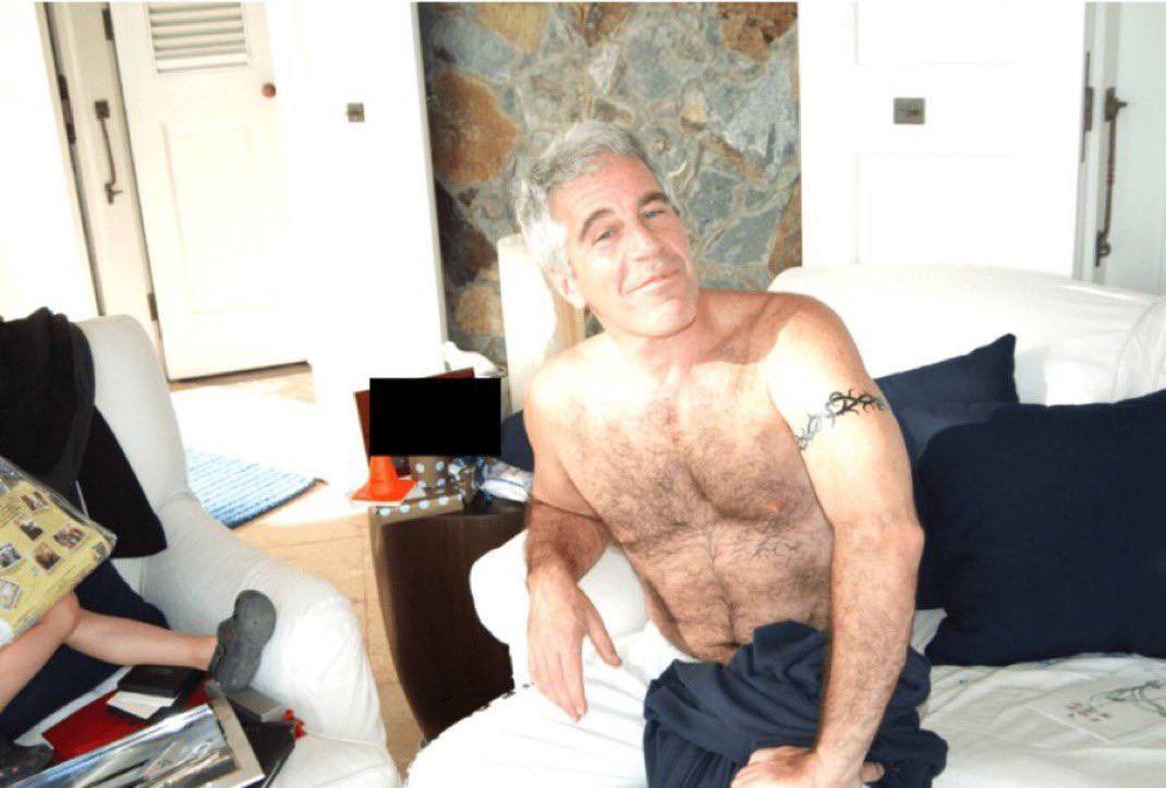 DaniMayakovski's tweet image. Nuevas imágenes del pederasta Epstein fueron reveladas, al cual acudieron cientos de capitalistas y políticos, como Bill Gates, Trump, Richard Branson (propietario de Virgin), Clinton, Steve Bannon, Pastrana, Ehud Barak... e incluso Noam Chomsky.

En una de las nuevas fotos de…