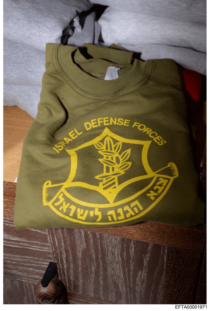 DaniMayakovski's tweet image. Nuevas imágenes del pederasta Epstein fueron reveladas, al cual acudieron cientos de capitalistas y políticos, como Bill Gates, Trump, Richard Branson (propietario de Virgin), Clinton, Steve Bannon, Pastrana, Ehud Barak... e incluso Noam Chomsky.

En una de las nuevas fotos de…