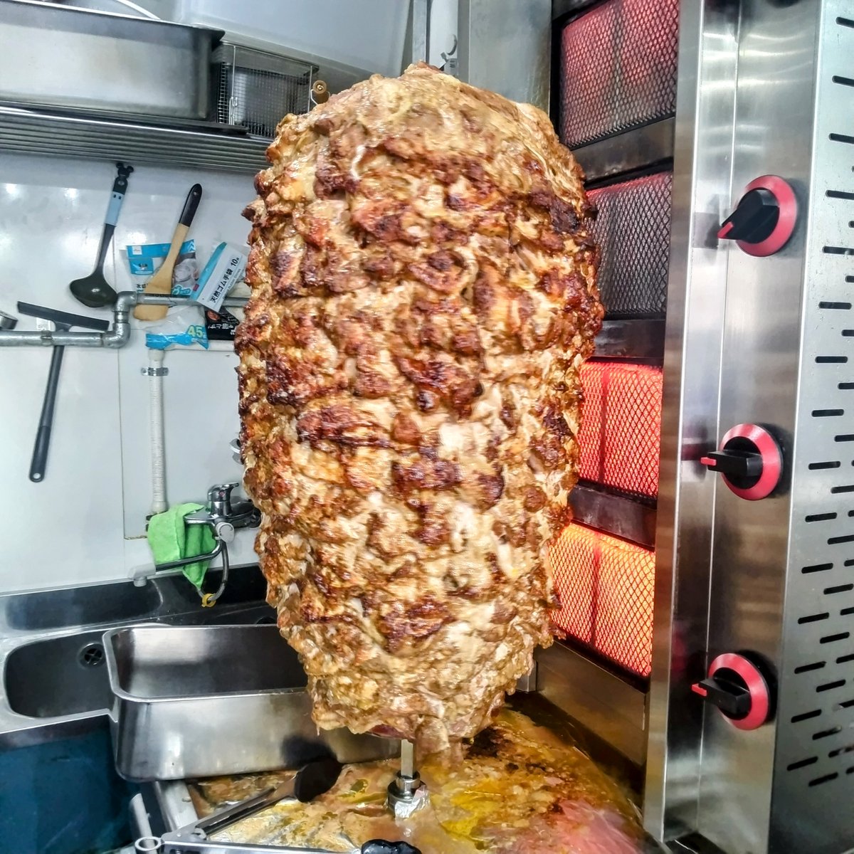 worcus's tweet photo. 千日前通りのケバブ屋【Mr.doner】ミスタードネルなう❗
開店してまだ1年も経ってないのにGoogleレビューの高評価コメントがスゴイ数でいつも海外の旅行客で賑わってるから気になってたんですよね。
店��さんも海外の人なので英語で注文しないといけないのかなぁと思ってたら日本語ペラペラでした😆 https://t.co/pYqgaNySss