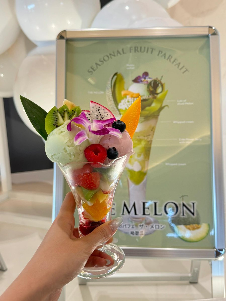 果物たっぷりの贅沢なパフェで、甘いひとときを楽しみませんか？新鮮なマンゴーやメロン、キウイ、ラズベリーなどが色鮮やかに盛り付けられたこのパフェは、まさに見た目も味も完璧な一品。アイスクリームとフルーツの絶妙なコンビネーションに、思わず笑顔がこぼれます。