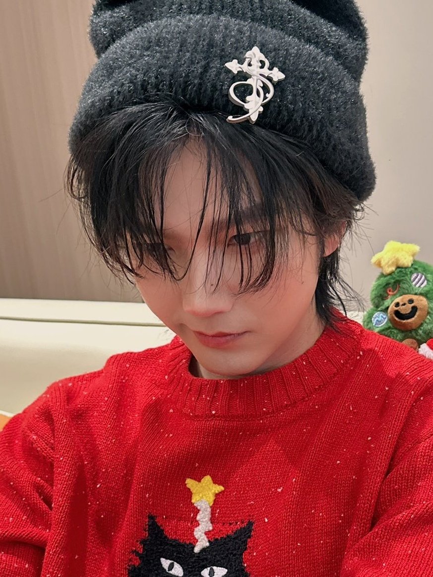 To the man who stays looking 19 at 31: please stop being this cute!!!😩

 my heart can’t take it anymore. Hey Santa 🎅, just put a bow on him and send him my way, thanks .. 🎁🎄😩

CELEBRATE WITH BUILD

#BuildXmasParty

<a href="/JakeB4rever/">BIU.</a>