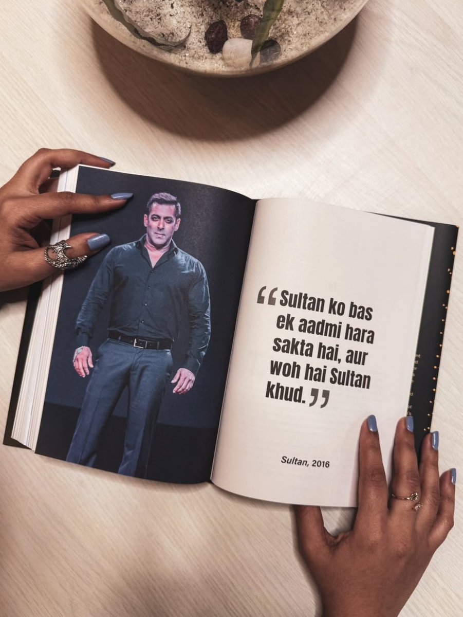 Akash16392's tweet photo. The Book -#SalmanKhan𓃵 The Sultan Of Bollywood Unboxing.....!
Some Bhaijaan Pics and Dialogue
#harpercollinsin
#moharbasu
#sultanofbollywood
@BeingSalmanKhan https://t.co/92RrgEvCmu