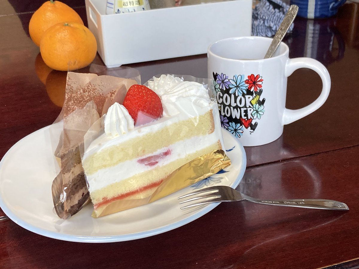 ばあちゃん助手席に乗せて2番目の妹と3人で食後のデザートを買いに行きました🍰
2個じゃないと食べた気にならんじゃろって
元気だなぁ、僕は胃もたれ…(笑)