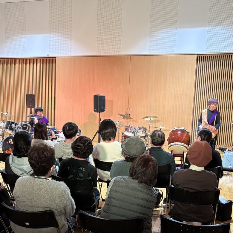 富岡演劇祭、本日最後の演目
「ドラム演奏＆体験」
3台のドラムが富岡町文化交流センター学びの森小ホールに！